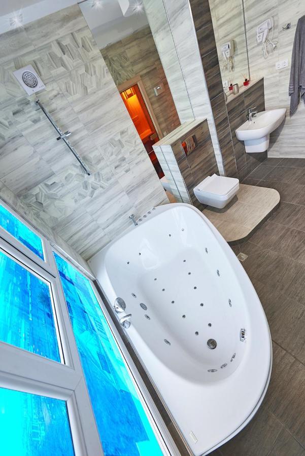 Sauna, Big Jacuzzi , Khreshchatyk Apartments Kiev Exterior foto